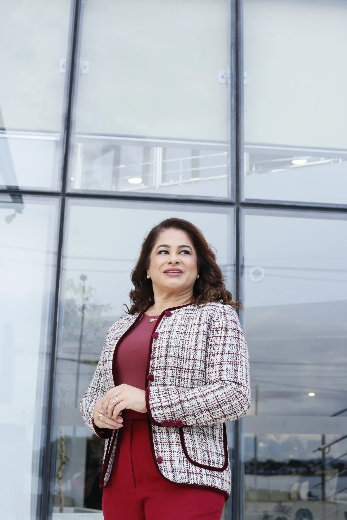 Pra. Adriana Moraes olhando adiante em um retrato de visão